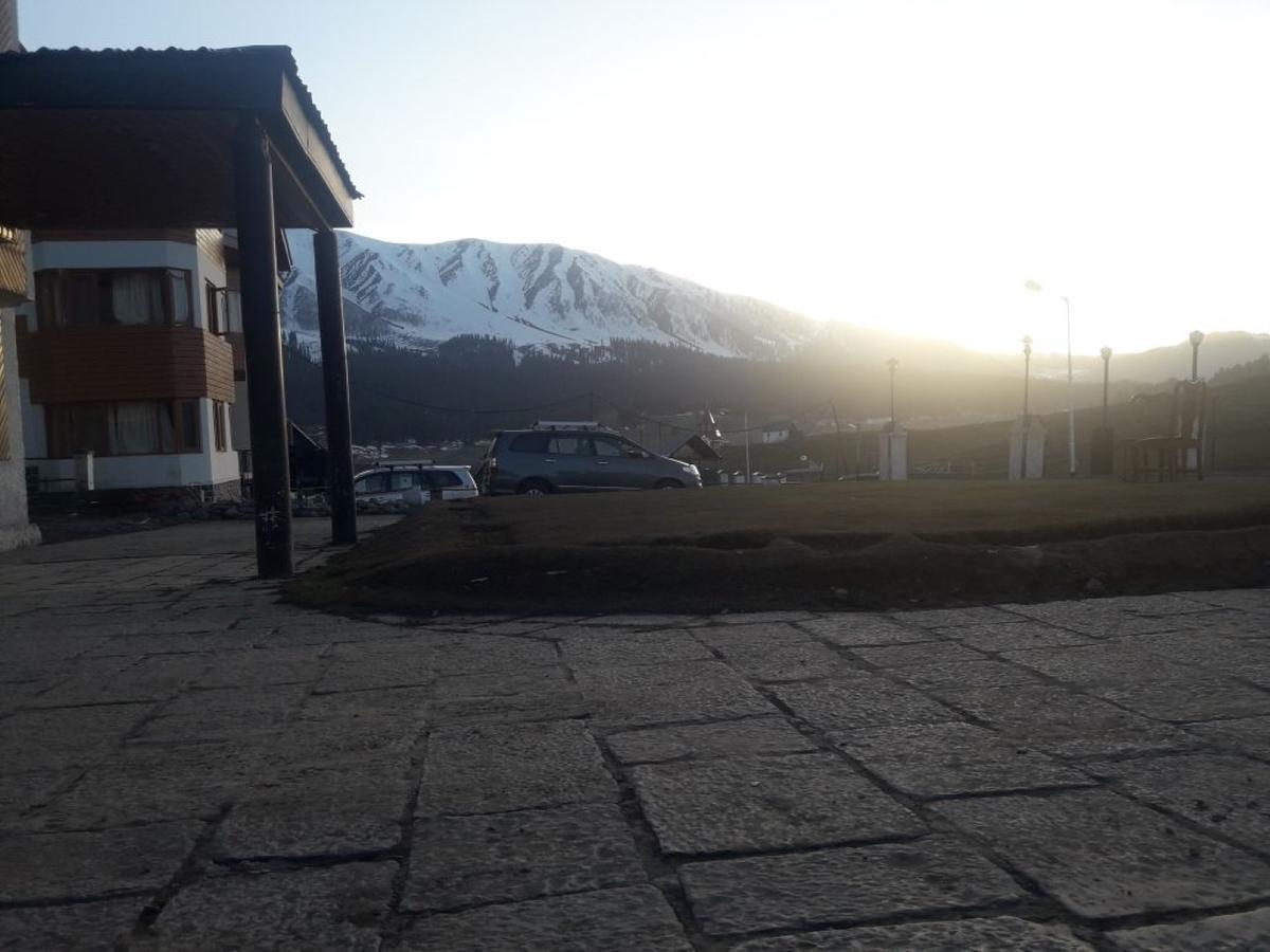Hotel Gulmarg Inn Buitenkant foto